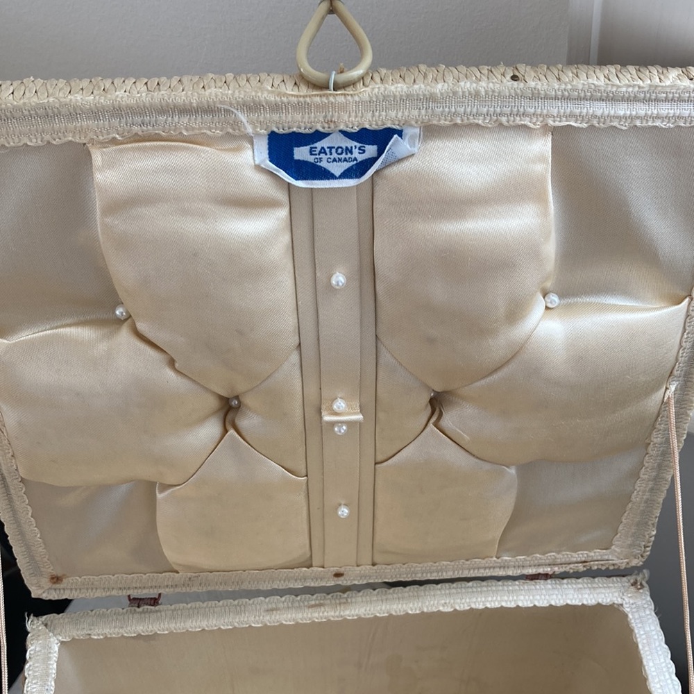 Eaton’s Vintage Sewing Basket - Picture 5 of 12